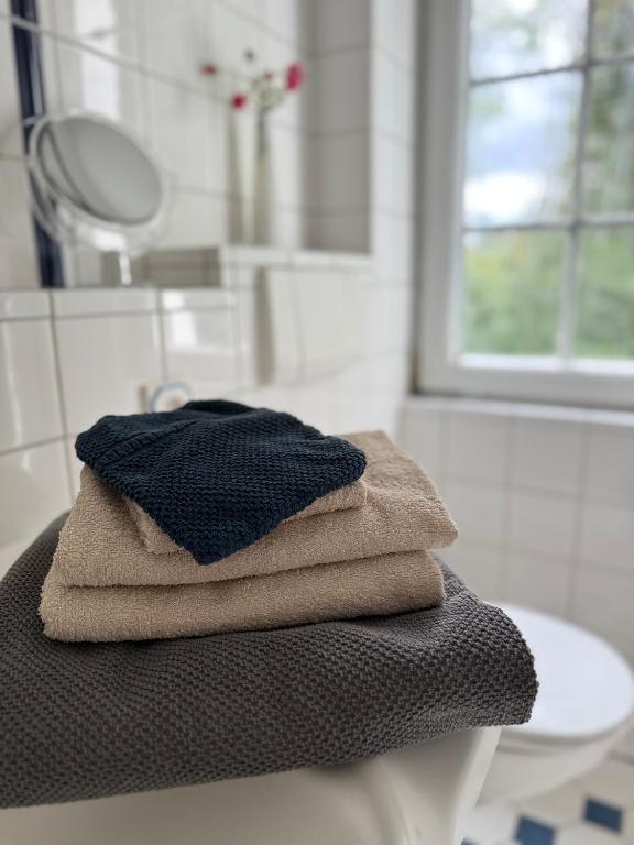 Bad mit Handtüchern und Fenster