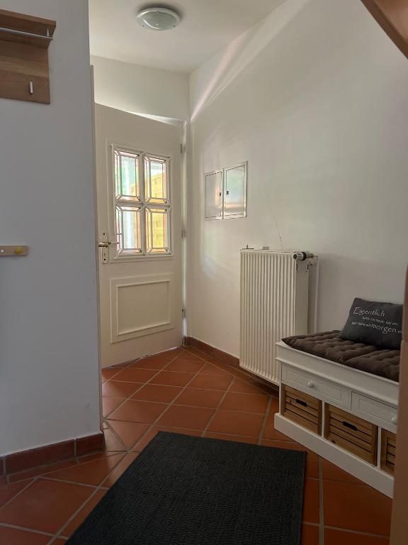 Flur mit Garderobe und Bank