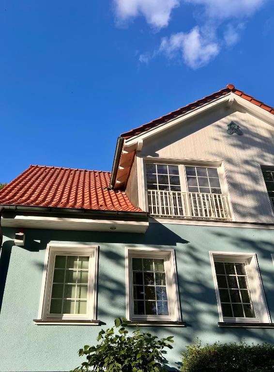 Fassade des Landhauses mit rotem Dach