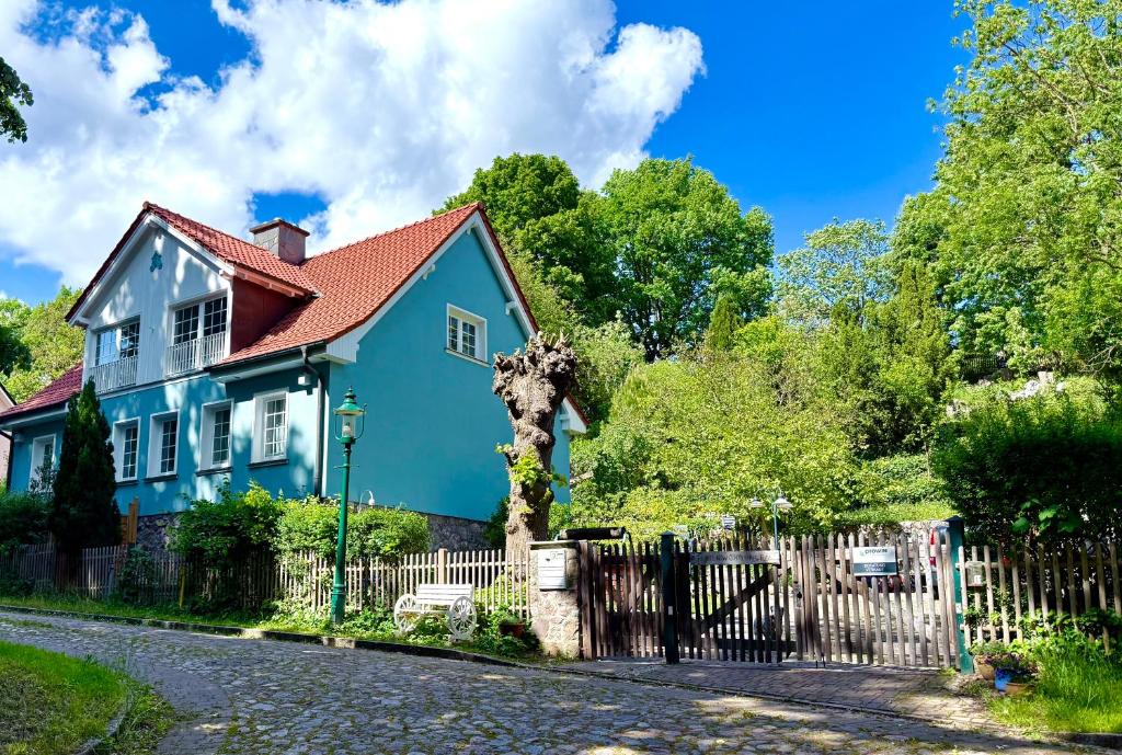 Landhaus am See mit Garten und Einfahrt