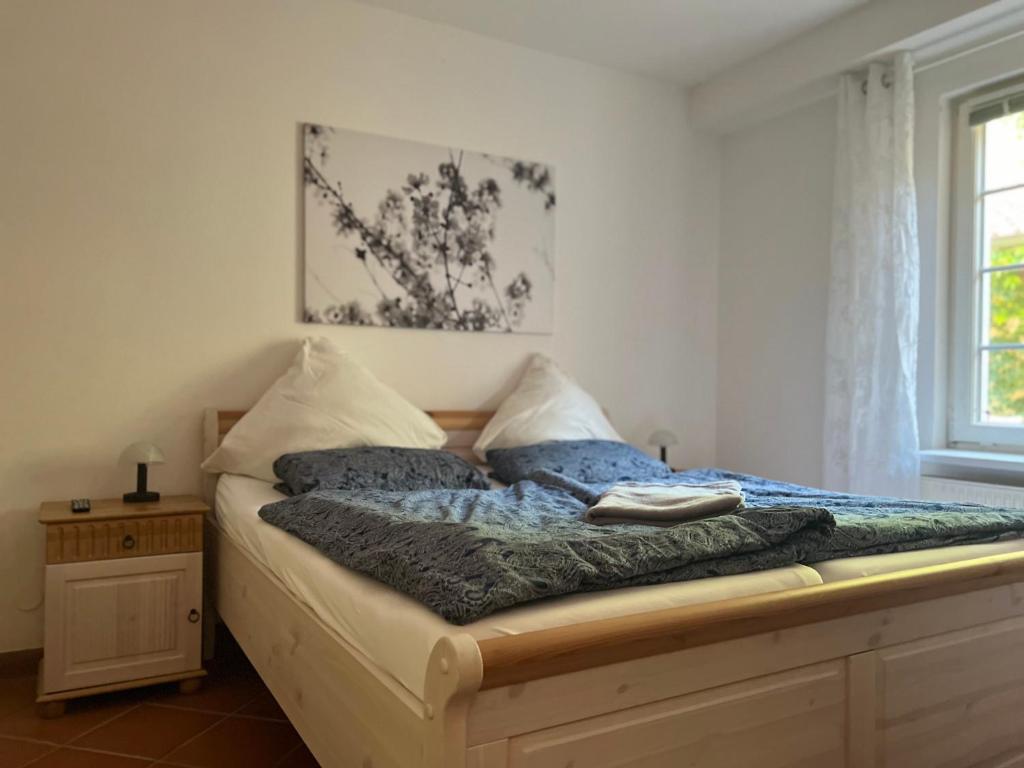 Helles Schlafzimmer mit Doppelbett